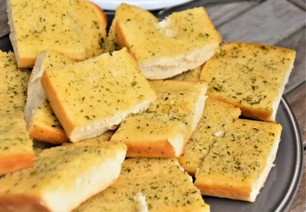 How to Bake Garlic Bread